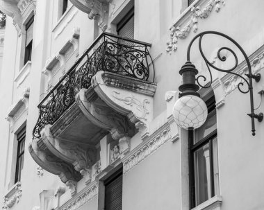 Trieste, İtalya, 5 Ağustos 2019. Şehrin tarihi kesimindeki Picoresque caddesinin mimari topluluğu. Ön cephe dekorunun parçası