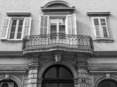 Trieste, İtalya, 5 Ağustos 2019. Şehrin tarihi kesimindeki Picoresque caddesinin mimari topluluğu. Ön cephe dekorunun parçası