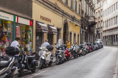 Trieste, İtalya, 5 Ağustos 2019. Şehrin tarihi kesiminde çok güzel bir cadde. Motosikletler kaldırımın kenarında park edilmiş.