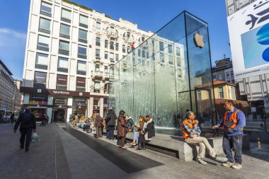 Milan, İtalya, 12 Şubat 2020. Tarihi şehirde çekici modern bir çeşme.