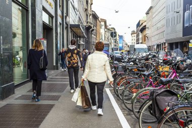 Milan, İtalya, 12 Şubat 2020. Tarihi bir binada tipik şehir manzarası. İnsanlar caddenin yanından geçiyor. Bisikletler kaldırımın kenarında park edilmiş.