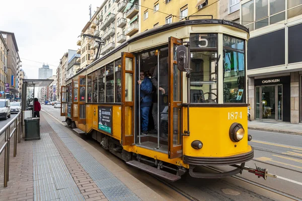 Milán Italia Febrero 2020 Tranvía Vintage Una Calle Ciudad Edificio —  Fotos de Stock