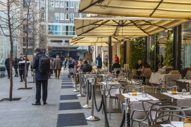 Milan, İtalya, 12 Şubat 2020. Tarihi şehirde çekici bir kafe. Kaldırım masaları ziyaretçileri bekliyor.