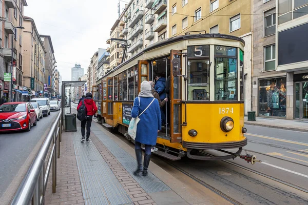 Milán Italia Febrero 2020 Tranvía Vintage Una Calle Ciudad Edificio —  Fotos de Stock