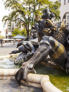 Nuremberg, Almanya, 22 Ağustos 2018. Modern Evlilik Atlıkarınca Çeşmesi (Nrnberger Ehekarussel)