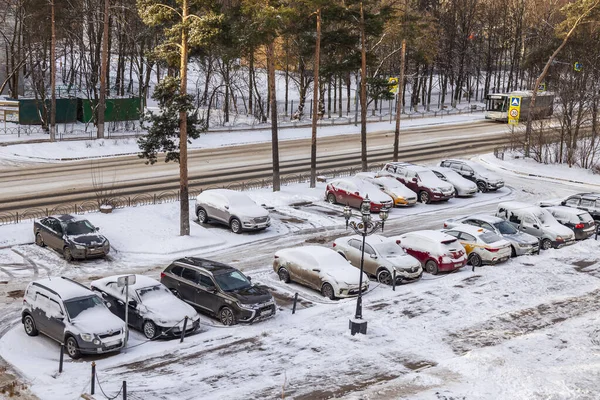 Puszkino Rosja Marca 2020 Widok Ulicę Parking Samochodowy Zamieszkałym Masywu — Zdjęcie stockowe