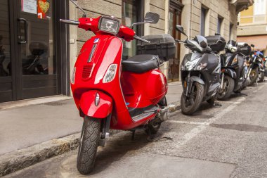 Trieste, İtalya, 5 Ağustos 2019. Şehrin tarihi kesiminde çok güzel bir cadde. Motosikletler kaldırımın kenarında park edilmiş.