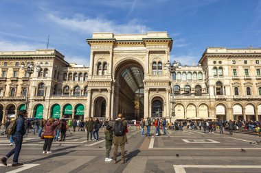 Milan, İtalya, 12 Şubat 2020. Tarihi Galleria Vittorio Emanuele II Milano alışveriş merkezi şehrin ilgi odağı konumundadır. Ön cephenin bir parçası ve ana girişin kemeri.