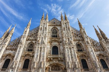 Milan, İtalya, 12 Şubat 2020. Şehrin ilgi odağı katedraldir (İtalyanca: Duomo di Milano veya Cattedrale di Santa Maria Nascente). Ön cephe dekorasyonunun ayrıntıları