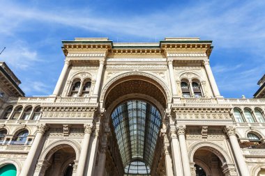 Milan, İtalya, 12 Şubat 2020. Tarihi Galleria Vittorio Emanuele II Milano alışveriş merkezi şehrin ilgi odağı konumundadır. Ön cephenin bir parçası ve ana girişin kemeri.
