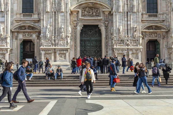 Milan, İtalya, 12 Şubat 2020. Şehrin ilgi odağı katedraldir (İtalyanca: Duomo di Milano veya Cattedrale di Santa Maria Nascente). İnsanlar Duomo 'nun önünde meydanda yürüyor..