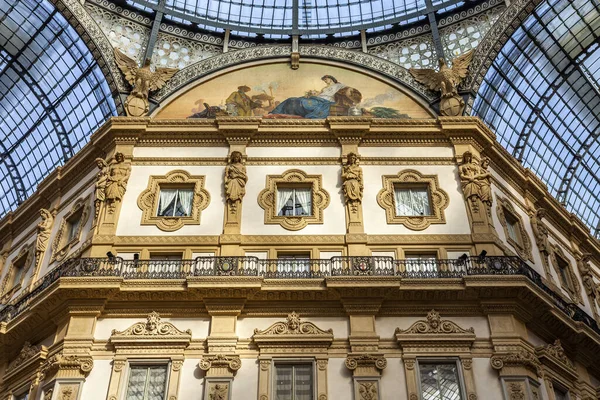 意大利米兰 2020年2月12日 具有历史意义的加利西亚维托里奥 埃曼努埃莱二世购物中心是该市的吸引人的地方之一 透明穹顶和画廊屋顶的碎片 — 图库照片