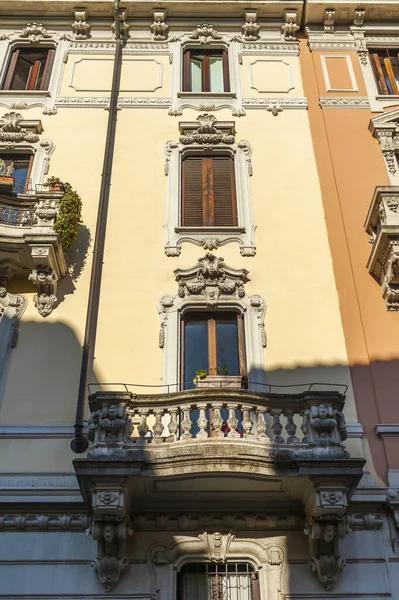 意大利米兰 2020年2月12日 历史建筑区内建筑物的典型建筑细节 — 图库照片