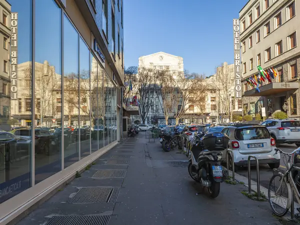 意大利米兰 2020年2月12日 大型商店橱窗中城市建筑的反映 — 图库照片