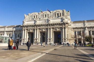 Milan, İtalya, 12 Şubat 2020. Milano Merkez İstasyonu 'nun cephesi