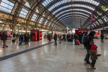 Milan, İtalya, 12 Şubat 2020. Milano Merkez Tren İstasyonu 'nun yolcu odasının içi.