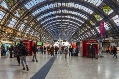 Milan, İtalya, 12 Şubat 2020. Milano Merkez Tren İstasyonu 'nun yolcu odasının içi.