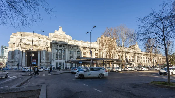 Milano Febbraio 2020 Numerosi Taxi Parcheggiati Vicino Alla Stazione Ferroviaria — Foto Stock