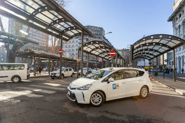 Milano Febbraio 2020 Numerosi Taxi Parcheggiati Vicino Alla Stazione Ferroviaria — Foto Stock