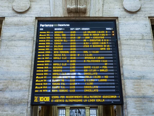 意大利米兰 2020年2月12日 米拉诺中央火车站旅客大厅的内部 抵达和离开时间表 — 图库照片