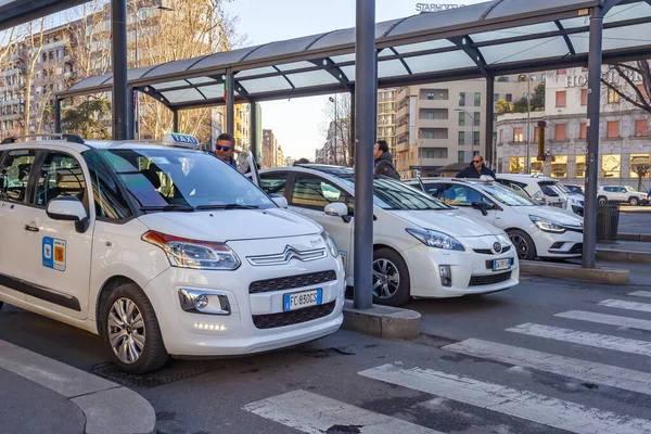 Milaan Italië Februari 2020 Talrijke Taxi Geparkeerd Buurt Van Het — Stockfoto