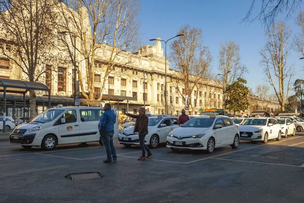 Milan Italie Février 2020 Nombreux Taxis Stationnés Près Gare Milano — Photo