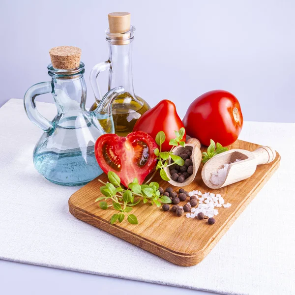 新鲜沙拉的烹调配料 西红柿 胡椒和盛有油和醋的容器 — 图库照片