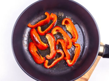 Tavada kırmızı dolma biber pişiriyorum.