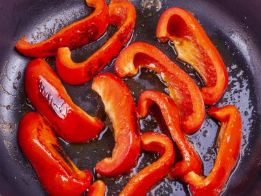 Tavada kırmızı dolma biber pişiriyorum.