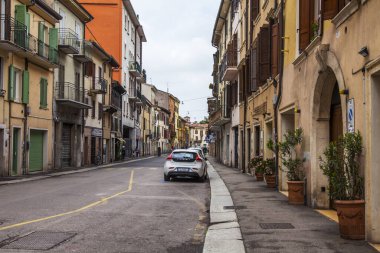 Verona, İtalya, 24 Nisan 2019. Eski kasabadaki dar resimli cadde. Tipik şehir silüeti