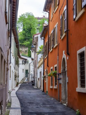 Verona, İtalya, 24 Nisan 2019. Eski kasabadaki dar resimli cadde. Tipik şehir silüeti