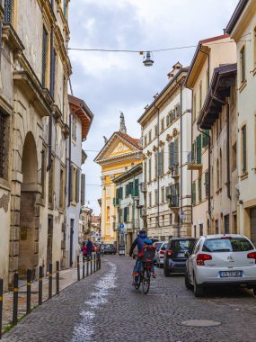 Verona, İtalya, 24 Nisan 2019. Eski kasabadaki dar resimli cadde. Tipik şehir silüeti