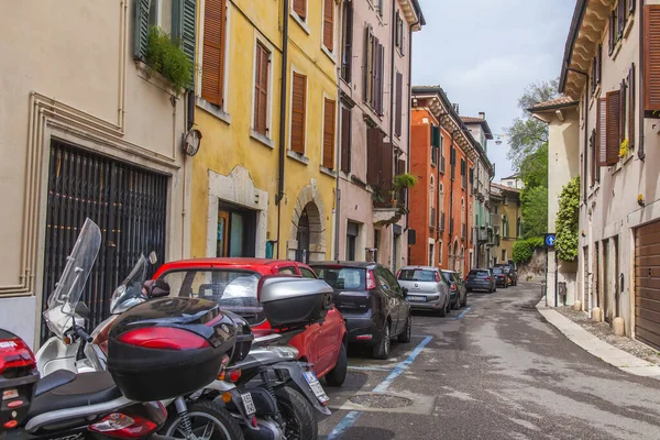 Werona Włochy Kwietnia 2019 Roku Wąska Malownicza Ulica Starym Mieście — Zdjęcie stockowe