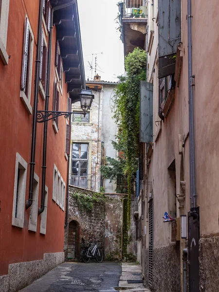 Verona, İtalya, 24 Nisan 2019. Eski kasabadaki dar resimli cadde. Tipik şehir silüeti