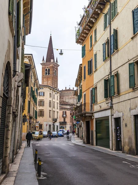 Verona Olaszország 2019 Április Keskeny Festői Utca Óvárosban Tipikus Városkép — Stock Fotó