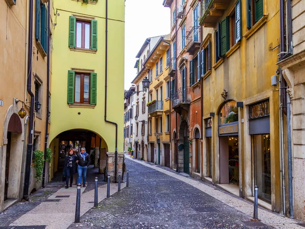 2019年4月24日イタリアのヴェローナ 旧市街の狭い絵のような通り 典型的な都市スカイライン — ストック写真