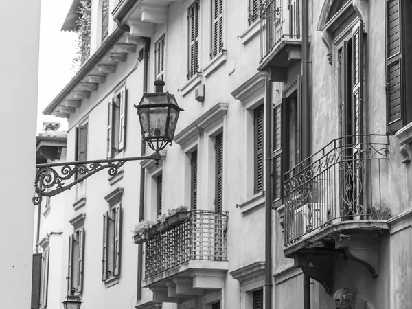 Verona Itália Abril 2019 Detalhes Arquitetônicos Típicos Uma Fachada Edifício — Fotografia de Stock