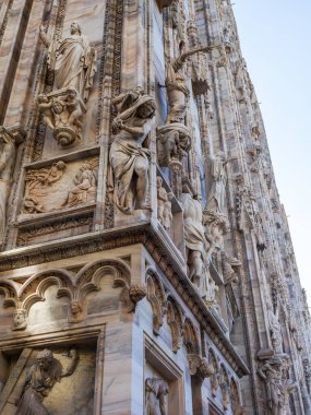 Milan, İtalya, 12 Şubat 2020. Şehrin ilgi odağı katedraldir (İtalyanca: Duomo di Milano veya Cattedrale di Santa Maria Nascente). Ön cephe dekorasyonunun ayrıntıları