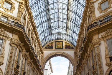 Milan, İtalya, 12 Şubat 2020. Tarihi Galleria Vittorio Emanuele II Milano alışveriş merkezi şehrin ilgi odağı konumundadır. Şeffaf bir kubbe ve galeri çatısının parçası.