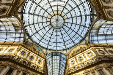 Milan, İtalya, 12 Şubat 2020. Tarihi Galleria Vittorio Emanuele II Milano alışveriş merkezi şehrin ilgi odağı konumundadır. Şeffaf bir kubbe ve galeri çatısının parçası.