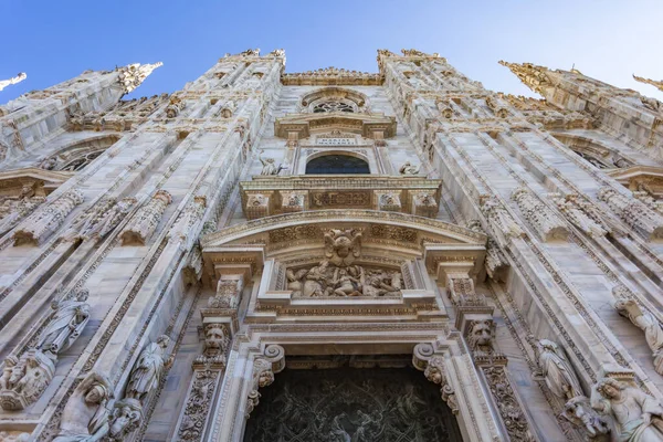 意大利米兰 2020年2月12日 该市的一个景点是大教堂 意大利语 Duomo Milano或Cattedrale Santa Maria Nascente 立面装饰的细节 — 图库照片