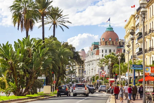 Güzel, Fransa, 10 Ekim 2019. Şehir manzarası. Promenade des Anglais rıhtım mimari topluluğu. Negresco 'daki tarihi otel Negresco' dan uzak.