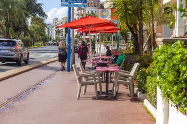 Güzel, Fransa, 8 Ekim 2019. Promenade des Anglais seddindeki geleneksel bir sokak kafesinin masaları. 