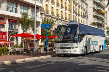 Güzel, Fransa, 14 Ekim 2019. Resimli şehir manzarası. Turistik otobüs, Promenade des Anglais seti boyunca gidiyor