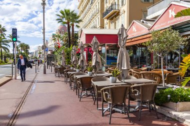 Güzel, Fransa, 8 Ekim 2019. Promenade des Anglais seddindeki geleneksel bir sokak kafesinin masaları. 
