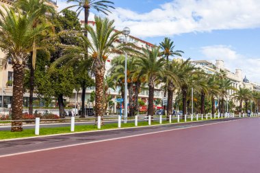 Güzel, Fransa, 10 Ekim 2019. Şehir manzarası. Gezinti güvertesindeki güzel palmiye ağaçları 