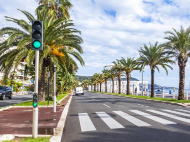 Güzel, Fransa, 10 Ekim 2019. Şehir manzarası. Gezinti güvertesindeki güzel palmiye ağaçları 