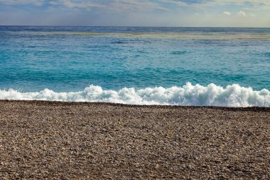 Akdeniz, Fransız Rivierası. Sörf çizgisi