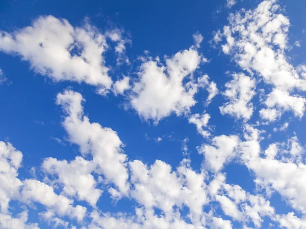 Der Strahlend Blaue Himmel Mit Den Weißen Wolken — Stockfoto