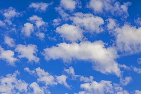 白い雲が立ち並ぶ青い空 — ストック写真
